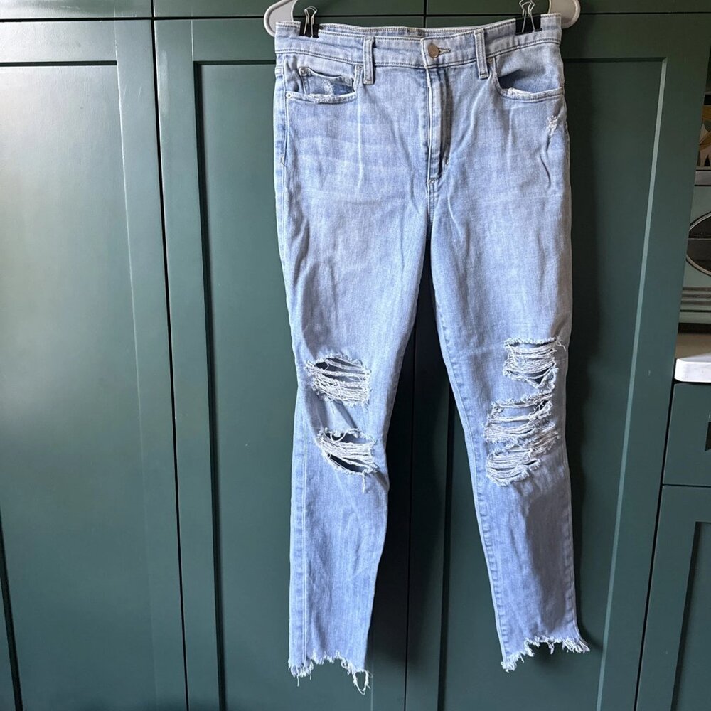 Women's retro-style light blue ripped and frayed mid-rise jeans